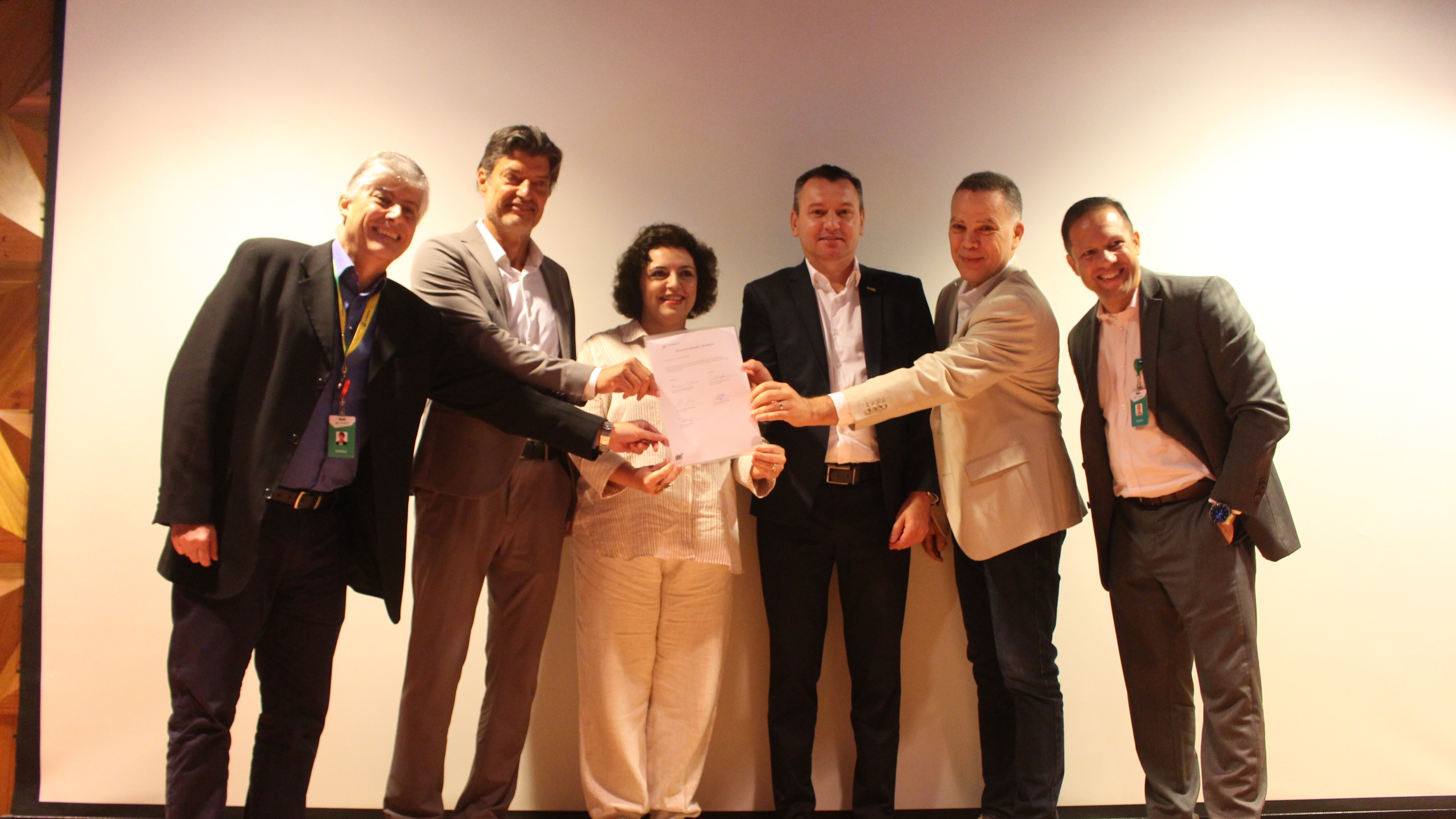 Representantes da Petrobras e das universidades durante assinatura do Projeto Libra Rocks